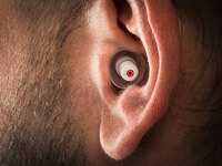 Der EarRockers Gehörschutz in einem Ohr.