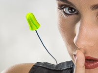 Grüner Gehörschutz am Band neben einer Frau