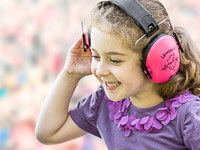 Ein Mädchen mit einem rosa Kapselgehörschutz.