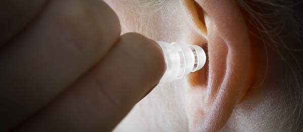 Gehörschutz wird ins Ohr gesetzt.