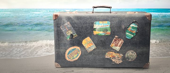 Ein Reise-Koffer am Meer.