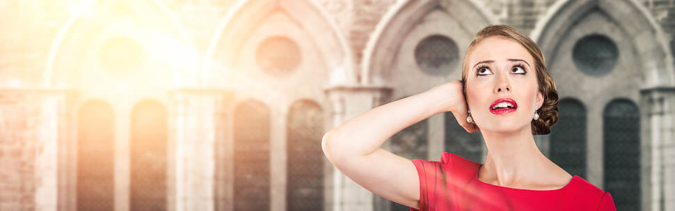 Frau hält sich vor einer Kirche die Ohren zu.