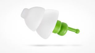 Ein weiß-grüner Ohrstöpsel