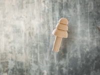 Dank des langen Sticks lassen sich die Gehörschützer unproblematisch herausnehmen – die beige Farbe macht ihn zusätzlich unauffällig. Ein Gehörschutzstöpsel für die Anwendung im Wasser.
