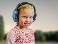 Mädchen mit Clarity C1 Kapselgehörschutz auf den Ohren.