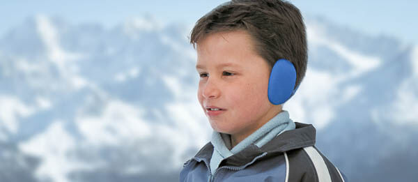 Kleiner Junge in Winterlandschaft trägt die Earbag Kids.
