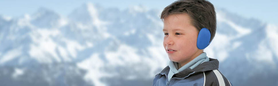 Kleiner Junge in Winterlandschaft trägt die Earbag Kids.