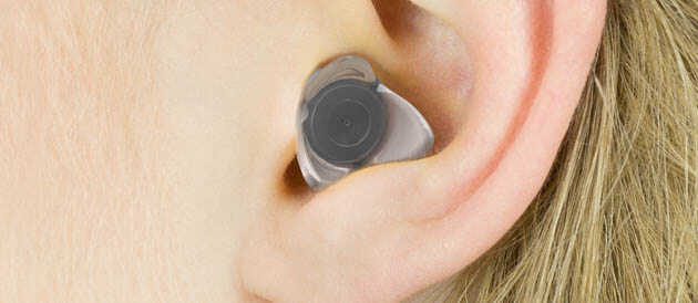 Blick auf ein Ohr mit eingesetztem eQuiet Gehörschutz.