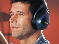 Ein Mann trägt den Kapselgehörschutz.