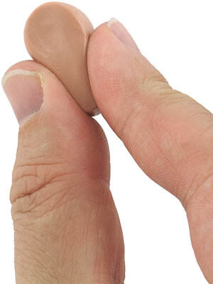 Weicher Silikon Gehörschutz, der zwischen den Fingern zerdrückt wird.