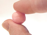 Wachskugel wird zwischen zwei Fingern weich gerollt.