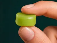 Grüne Silikon-Kugel als Ohrenschutz.