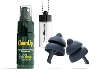 SweetDreams Nova – Schlaf-Ohrstöpsel mit Aufbewahrungsröhre und CleanUp Reinigungsspray Dunkelgrüne Sprühflasche, kleiner transparenter Behälter und zwei dunkelgraue Ohrstöpsel.