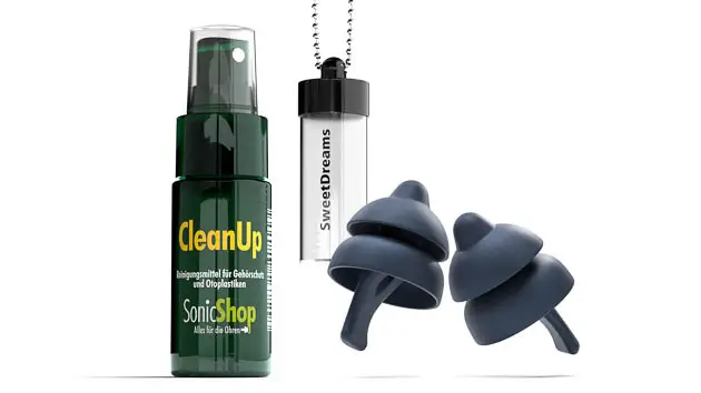 Dunkelgrüne CleanUp-Sprühflasche, transparenter Behälter mit Aufschrift 'SweetDreams' und zwei dunkelblaue Ohrstöpsel.