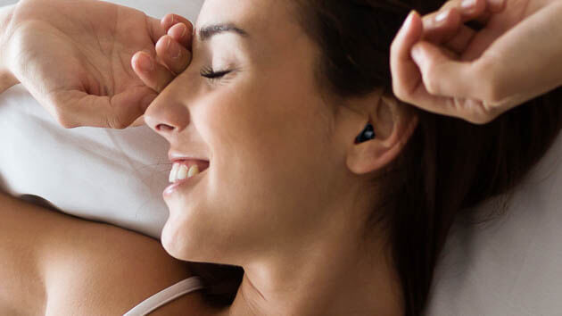 Frau mit Gehörschutz im Ohr