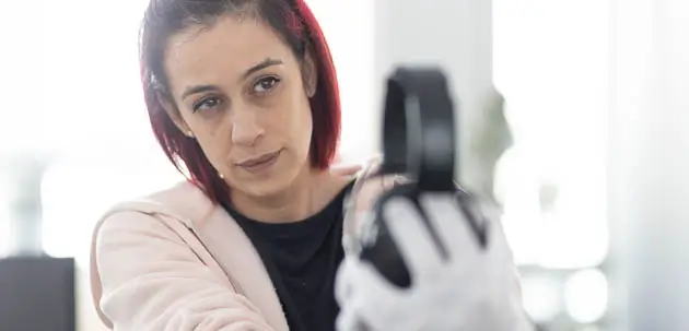 Eine Frau prüft ein Produkt, das sie in der hand hält