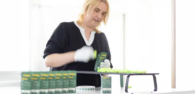 Eine Frau konfektioniert Produkte